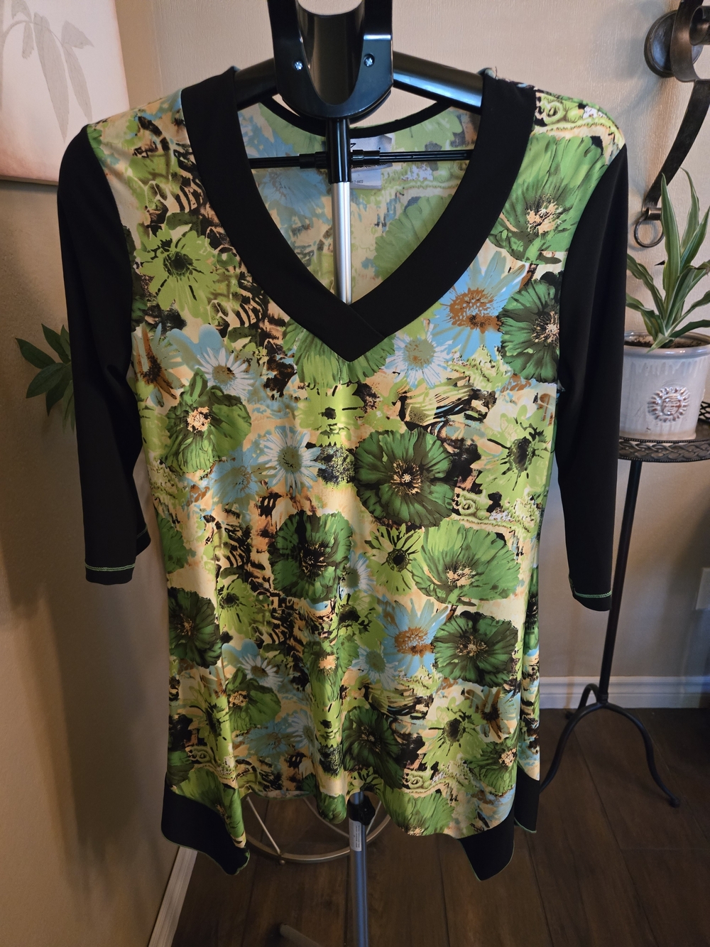 Zonni Floral V-Neck Tunic Top with Black Contrast Sleeves